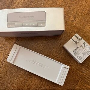 Bose Soundlink mini. Charging stand with outlet plug. No connecting cord.